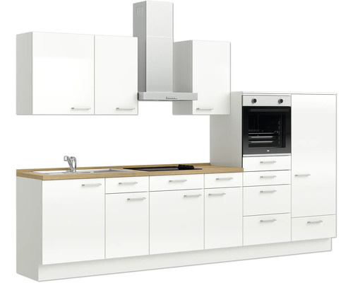 Küchenzeile mit Spüle, Kochfeld, Backofen, Dunstabzugshaube und Schränken