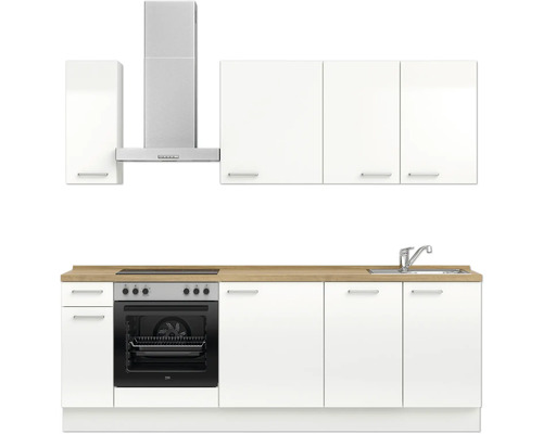 Küchenzeile mit weißen Schränken, Dunstabzugshaube und Spüle