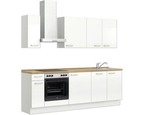 Küchenzeile mit Spüle, Herd, Backofen, Dunstabzugshaube und weißen Schrankfronten.