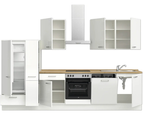 Küchenzeile mit Spüle, Herd, Dunstabzugshaube und Kühlschrank