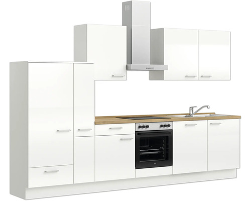 Komplette weiße Küche mit Spüle, Herd, Dunstabzugshaube und Schränken