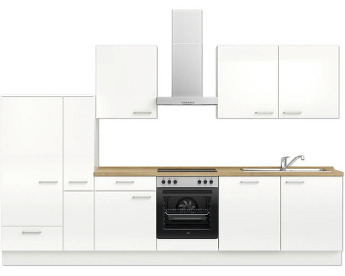 Weiße Küche mit Spüle, Herd, Backofen, Dunstabzugshaube und Hängeschränken