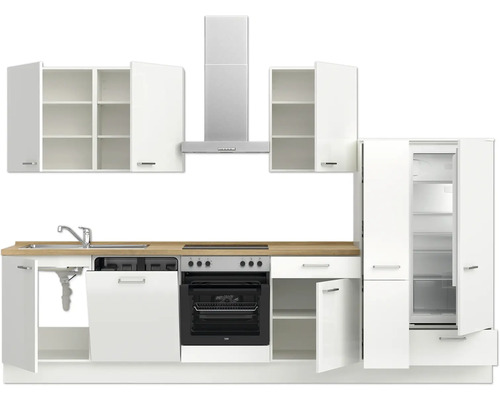 Komplette Küchenzeile mit Spüle, Geschirrspüler, Herd, Ofen, Dunstabzugshaube, Hängeschränken und Kühl-Gefrierkombination in heller Ausführung