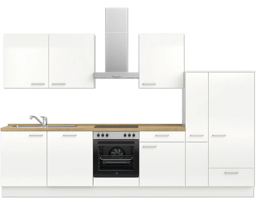 Küchenzeile mit Spüle, Herd, Dunstabzugshaube und Schränken