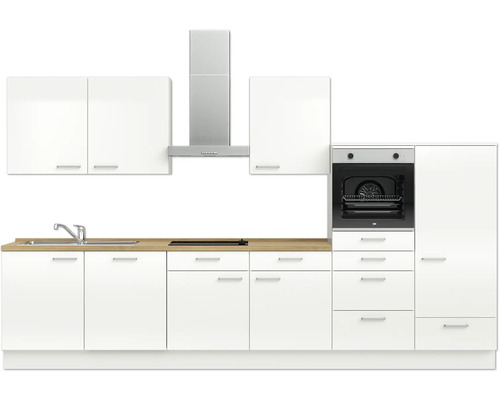 Küchenzeile mit Spüle, Herd, Dunstabzugshaube und Backofen in hellen Farben.