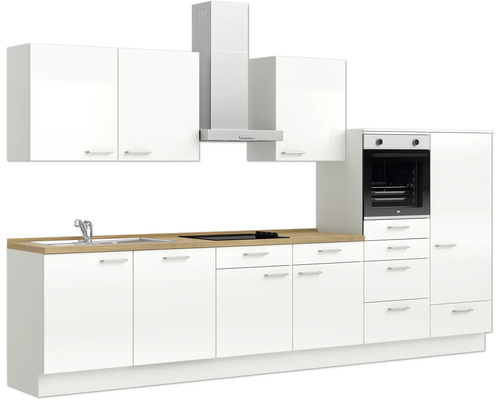 Küchenzeile mit Spüle, Herd, Dunstabzugshaube und Backofen