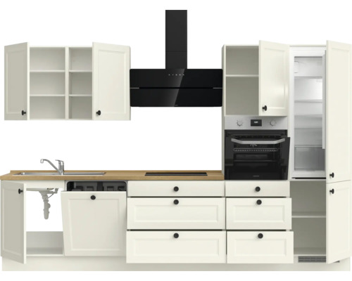 Küchenzeile mit Hängeschränken, Spüle, Geschirrspüler, Schubladen, Backofen, Dunstabzugshaube und Kühlschrank