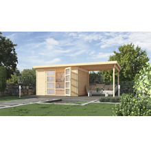 Gartenhaus mit überdachter Terrasse und offenstehenden Doppeltüren im Garten