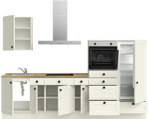 Küchenzeile mit Spüle, Kochfeld, Dunstabzugshaube, Backofen, Kühlschrank und Schränken