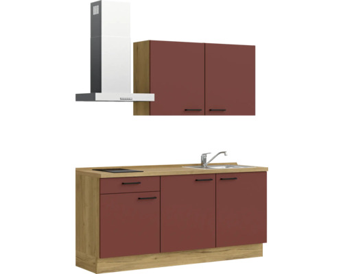 Küchenzeile mit Dunstabzugshaube, Spüle und Schränken in Holzoptik und dunklem Rot