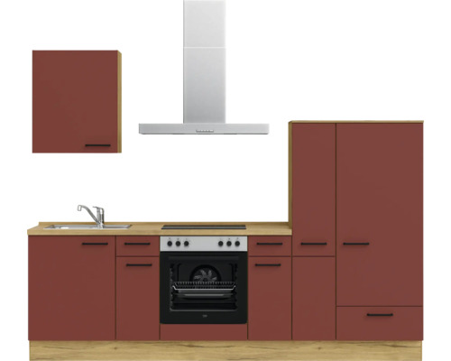 Küchenzeile mit Spüle, Herd, Dunstabzugshaube und Schränken