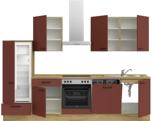 Komplette Küche mit Kühlschrank, Herd, Spüle, Dunstabzugshaube und Schränken in Holzoptik und matter Oberfläche