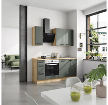 Moderne Küche mit Hängeschränken, Dunstabzugshaube und Elektroherd in einer hellen Wohnung.