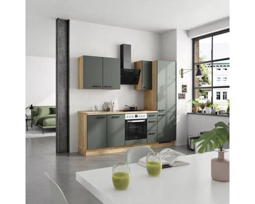 Moderne Küche mit Küchenschränken, Dunstabzugshaube, Spüle und Elektroherd in einem hellen Raum.