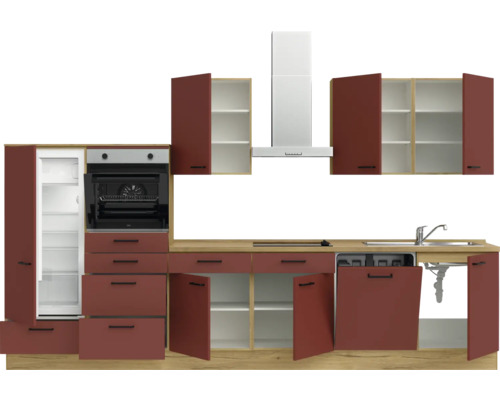 Komplette Küche mit Ober- und Unterschränken, Herd, Kühlschrank, Spüle und Dunstabzugshaube