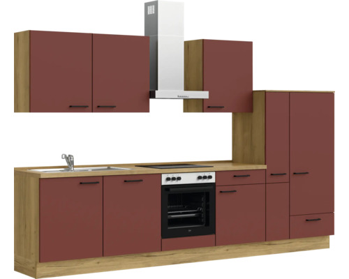 Komplette Küchenzeile mit Spüle, Herd, Dunstabzugshaube und Schränken in Holzoptik und Burgunderrot