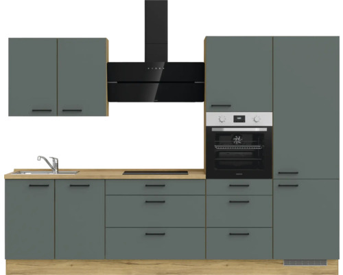Komplette Küche mit Spüle, Herd, Dunstabzugshaube, Backofen und Schränken in modernem Design