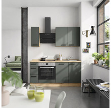 Moderne Küche mit grauen Schränken, Arbeitsplatte aus Holz und schwarzer Dunstabzugshaube.