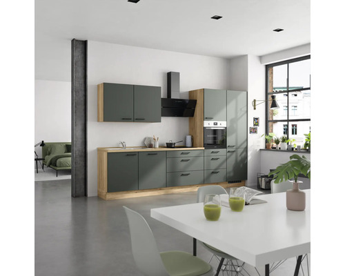 Moderne Küche in Grün mit Holzelementen und Esstisch im hellen Raum