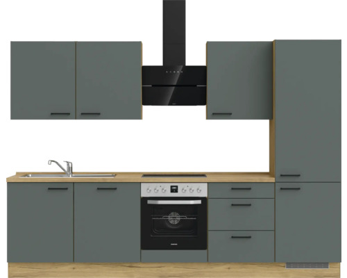 Küchenzeile mit Hängeschränken, Spüle, Herd und Dunstabzugshaube