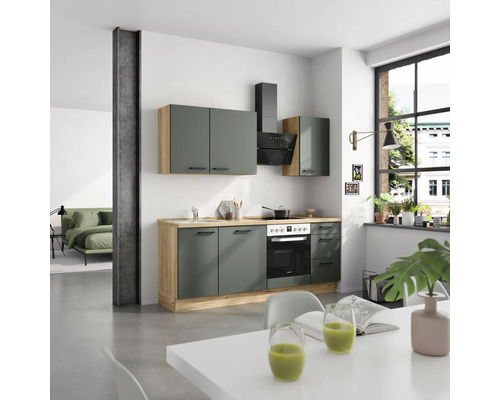 Küchenzeile mit Hängeschränken, Spüle, Herd und Dunstabzugshaube in modernem Design