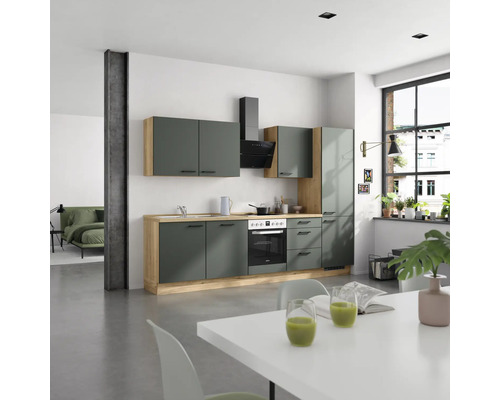 Moderne Küche mit grauen Schränken, Holzarbeitsplatte und schwarzer Dunstabzugshaube in hellem Raum.