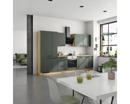 Moderne Küche mit Küchenschränken, Kochfeld, Dunstabzugshaube und Esstisch.