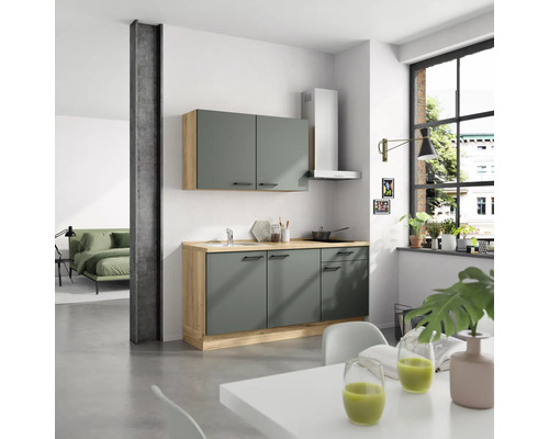 Moderne Küche mit grauen Fronten, Spüle und Dunstabzugshaube in einem hellen Raum.