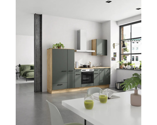 Helle Wohnküche mit Küchenzeile in Grau und Holzoptik, Esstisch und Blick ins Schlafzimmer.