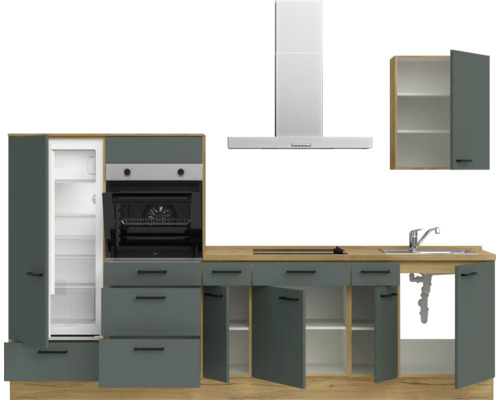 Komplette Küche mit Spüle, Herd, Dunstabzugshaube und Kühlschrank