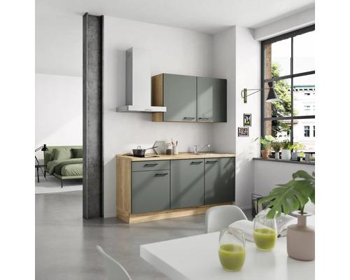 Küchenszene mit Unterschränken, Hängeschränken und Dunstabzugshaube in modernem Design.