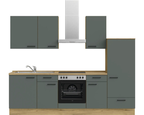 Küchenzeile mit Spüle, Herd, Dunstabzugshaube und Schränken