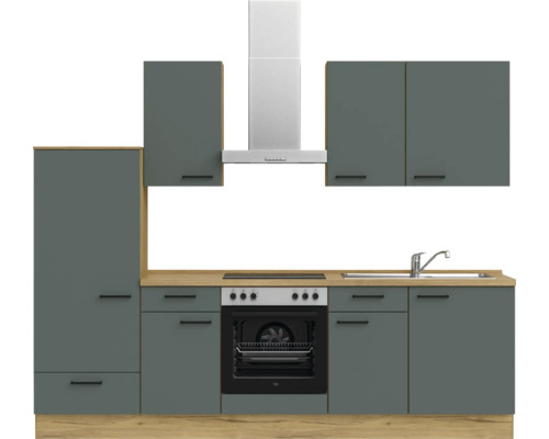 Küchenzeile mit Hängeschränken, Spüle, Herd und Dunstabzugshaube