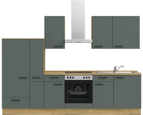 Küchenzeile mit Hängeschränken, Spüle, Herd und Dunstabzugshaube