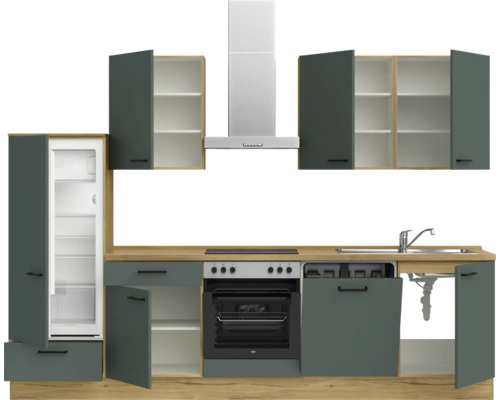 Komplette Küche mit Hängeschränken, Kühlschrank, Spüle, Herd und Dunstabzugshaube.