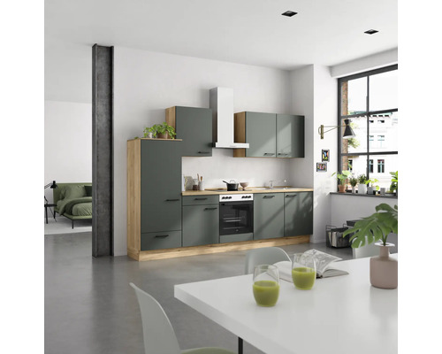 Moderne Küche mit grauen Schränken, hellem Holzdekor und Esstisch in einem hellen Raum.