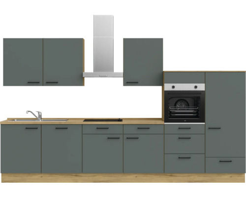 Moderne Küche mit grauen Schränken, Spüle, Kochfeld, Dunstabzugshaube und Backofen
