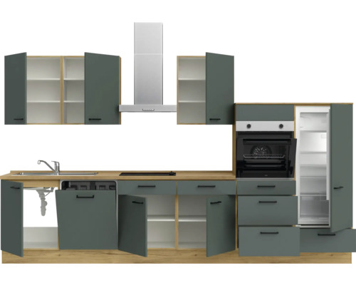 Küchenzeile mit Spüle, Geschirrspüler, Herd, Backofen, Dunstabzugshaube, Hängeschränken und Kühlschrank
