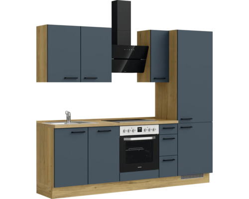 Komplette Küche mit Spüle, Herd, Dunstabzugshaube und Schränken