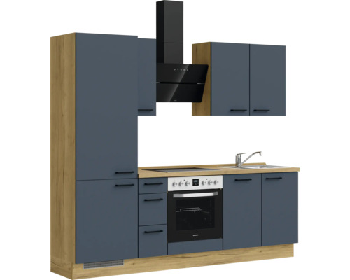 Küchenzeile mit Hängeschränken, Spüle, Herd und Dunstabzugshaube