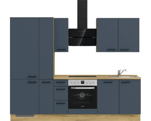 Küchenzeile mit Ober- und Unterschränken, Dunstabzugshaube, Spüle und Elektroherd