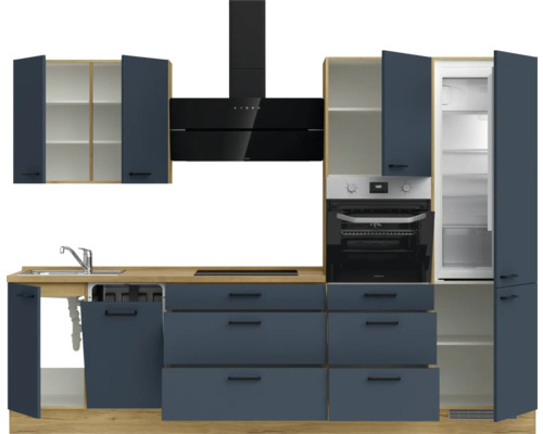 Komplette Küche mit Spüle, Dunstabzugshaube, Backofen und Kühlschrank in blauer Ausführung