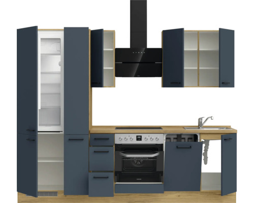 Küchenzeile mit Kühlschrank, Herd, Spüle und Dunstabzugshaube