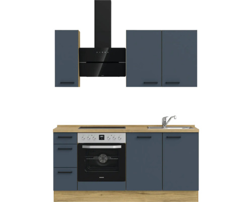 Küchenzeile mit Hängeschränken, Dunstabzugshaube und Elektroherd