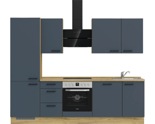 Küchenzeile mit Spüle, Herd, Dunstabzugshaube und Schränken