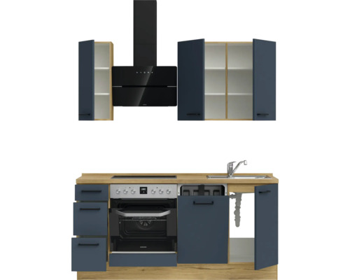 Küchenzeile mit Dunstabzugshaube, Spüle, Kochfeld und Ofen