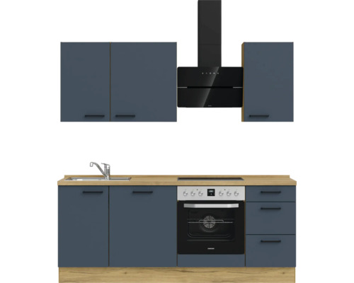 Küchenzeile mit Spüle, Herd, Dunstabzugshaube und Schränken