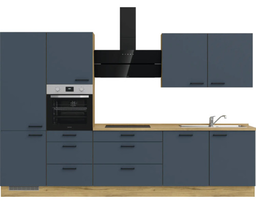Küchenzeile mit Schränken, Schubladen, Spüle, Dunstabzugshaube und Backofen