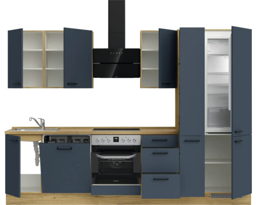 Komplette Küchenzeile mit Spüle, Geschirrspüler, Backofen, Kochfeld, Dunstabzugshaube, Kühl-Gefrierkombination und Schränken in Holzoptik und Blau
