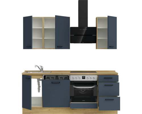 Küchenzeile mit Hängeschränken, Spüle, Herd und Dunstabzugshaube